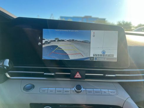 Used 2025 Hyundai Elantra Limited image 17