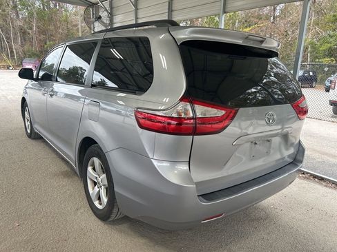 Used 2017 Toyota Sienna LE image 4