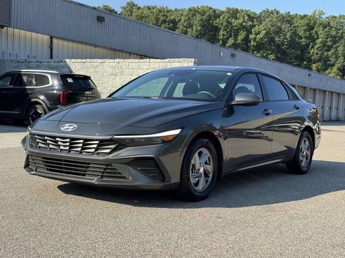 Used 2025 Hyundai Elantra SE FWD image 25