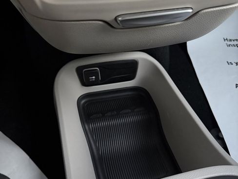 Used 2023 Chrysler Pacifica Touring-L image 18