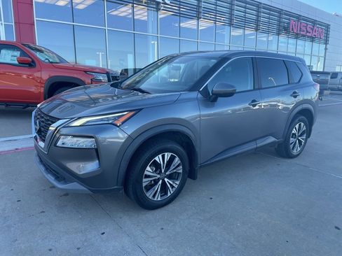 Used 2023 Nissan Rogue SV image 1