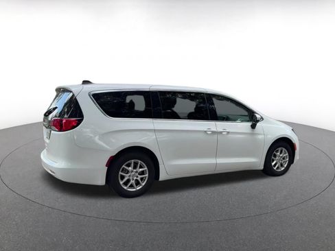 Used 2023 Chrysler Voyager LX FWD image 14