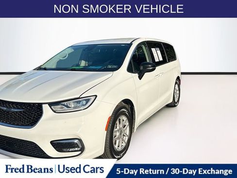 Used 2024 Chrysler Pacifica Touring-L image 3