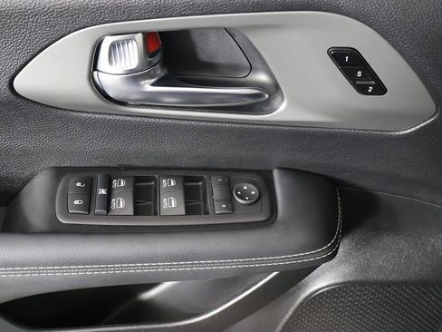 Used 2025 Chrysler Pacifica Select image 33