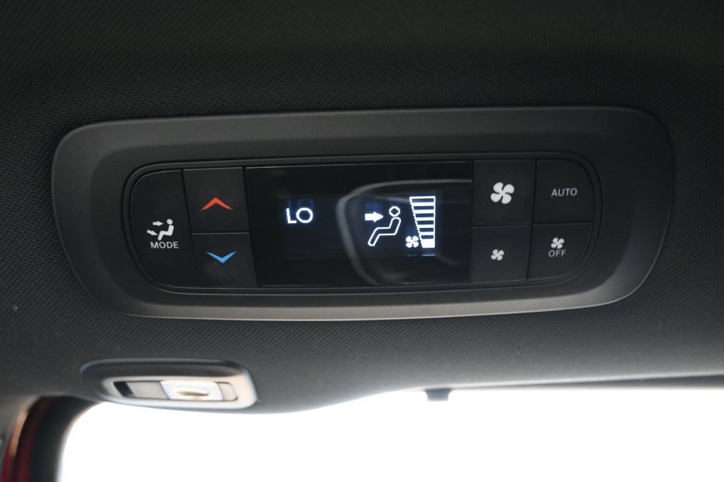 Used 2025 Chrysler Pacifica Limited FWD image 32