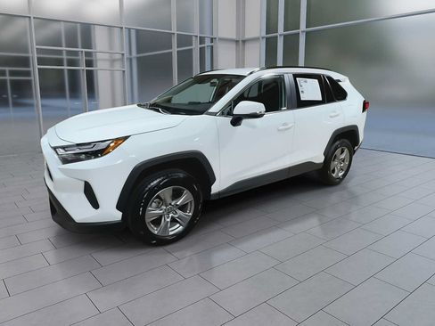 Used 2025 Toyota RAV4 XLE AWD/4WD image 4