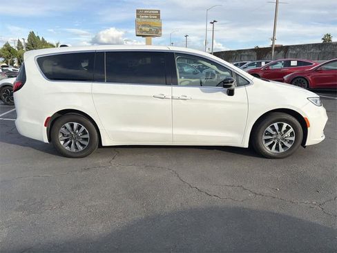 Used 2024 Chrysler Pacifica Select image 3