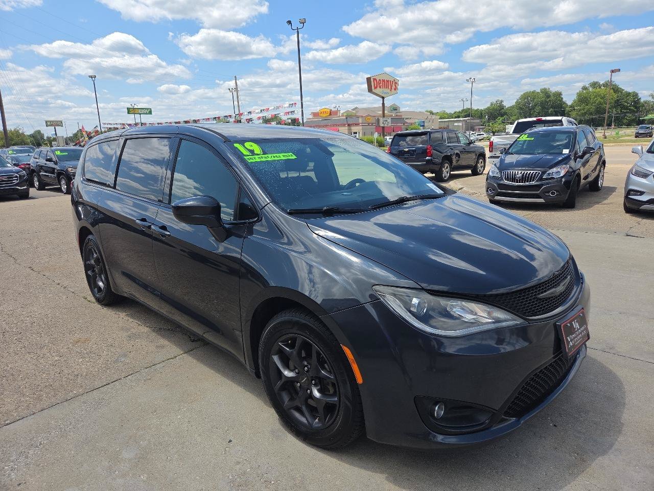 Used 2019 Chrysler Pacifica Touring Plus w/ S Appearance Package FWD image 4
