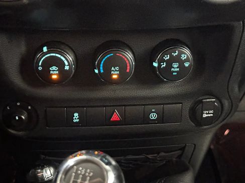 Used 2017 Jeep Wrangler Unlimited Sahara w/ Connectivity Group AWD/4WD image 34