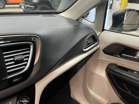 Used 2024 Chrysler Voyager LX FWD image 24