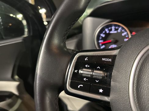 Used 2022 Kia Carnival LX image 11