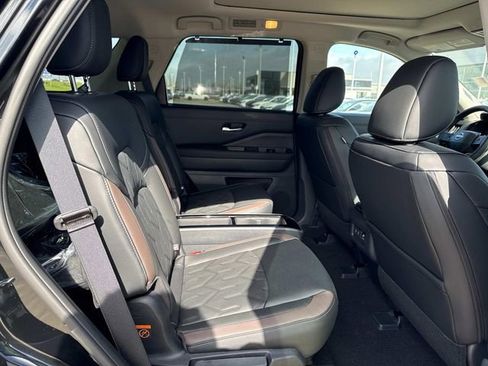 New 2026 Nissan Pathfinder Platinum FWD image 12