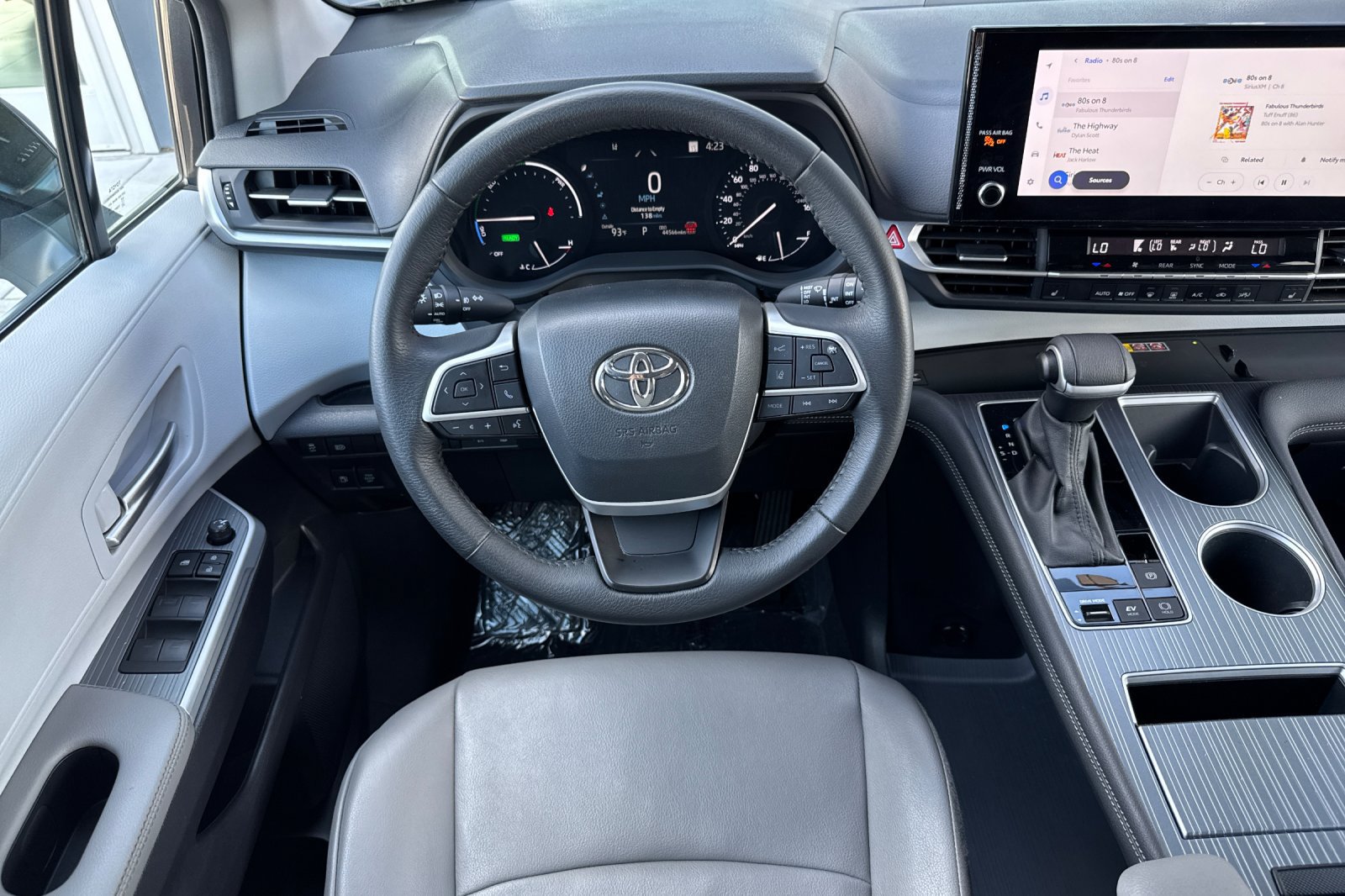 Used 2025 Toyota Sienna XLE FWD image 17