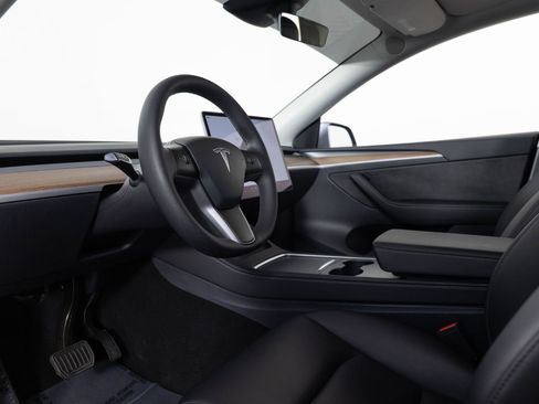 Used 2025 Tesla Model Y Long Range image 14