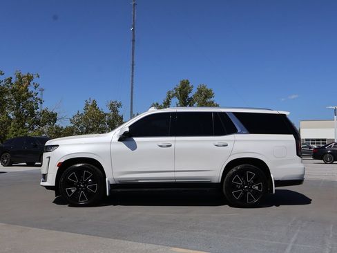 Used 2022 Cadillac Escalade Luxury w/ LPO, Floor Liner Package AWD/4WD image 4