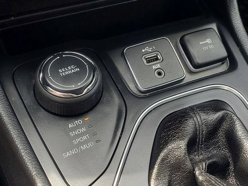 Used 2020 Jeep Cherokee Latitude Plus w/ Cold Weather Group AWD/4WD image 26