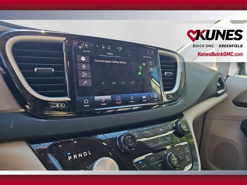 Used 2024 Chrysler Pacifica Touring-L FWD image 17