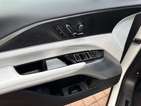 New 2025 Cadillac Lyriq Luxury image 19