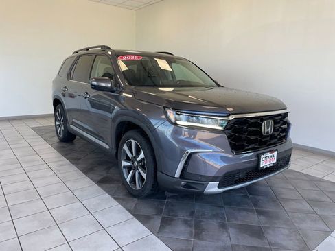 Used 2025 Honda Pilot Touring image 1