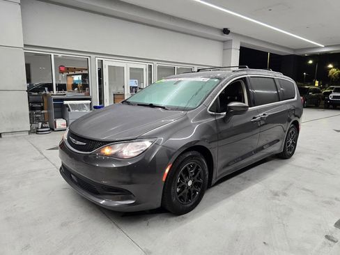 Used 2021 Chrysler Voyager Lxi image 2