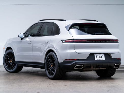 Used 2024 Porsche Cayenne AWD/4WD image 4