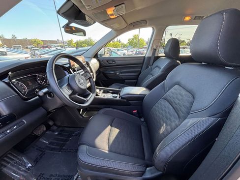 Used 2025 Nissan Pathfinder SV image 29