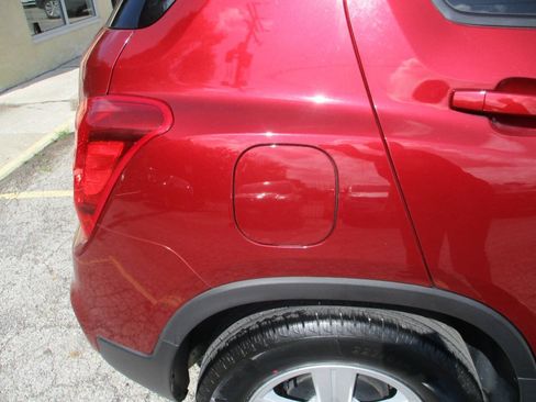 Used 2021 Chevrolet Trax LS w/ Tint and Cruise Package FWD image 18