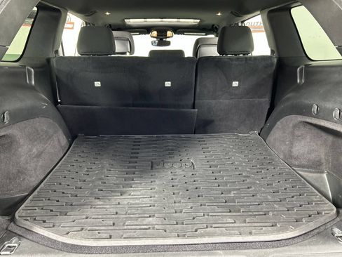 Used 2018 Jeep Grand Cherokee Laredo AWD/4WD image 21