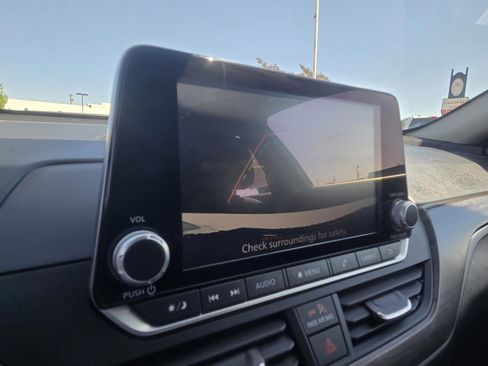 Used 2025 Nissan Altima 2.5 SV FWD image 17