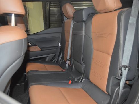 Used 2024 Lexus GX 550 w/ Accessory Package (Z1) image 35