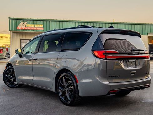 Used 2025 Chrysler Pacifica Limited FWD image 4