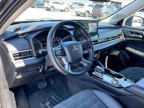 Used 2025 Mitsubishi Outlander SE image 14