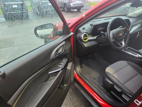 Used 2024 Chevrolet Trax LT w/ Driver Confidence Package image 6