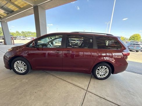 Used 2016 Toyota Sienna XLE Premium FWD image 10