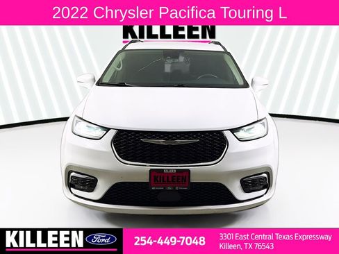Used 2022 Chrysler Pacifica Touring-L FWD image 2