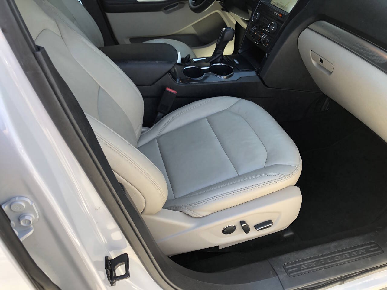 Used 2018 Ford Explorer XLT w/ Equipment Group 202A FWD image 6