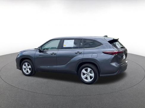 Used 2025 Toyota Highlander LE image 10