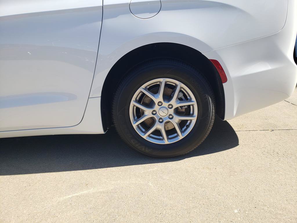New 2027 Chrysler Pacifica Select FWD image 14