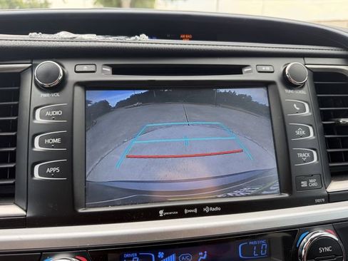 Used 2018 Toyota Highlander XLE FWD image 19