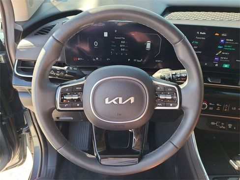 Used 2025 Kia Carnival SX Prestige image 24