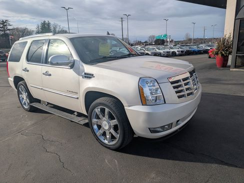 Used 2012 Cadillac Escalade Luxury image 2