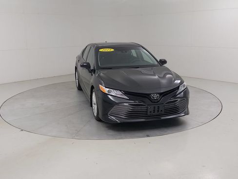 Used 2018 Toyota Camry XLE FWD image 9