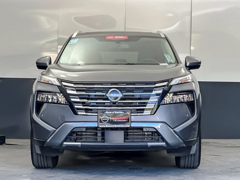 Used 2025 Nissan Rogue SL w/ Tech Package FWD image 8