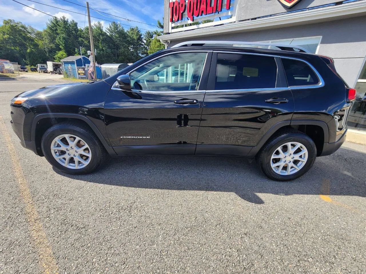 Used 2017 Jeep Cherokee Latitude w/ Cold Weather Group AWD/4WD image 8