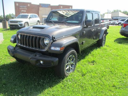 New 2025 Jeep Gladiator Sport image 3