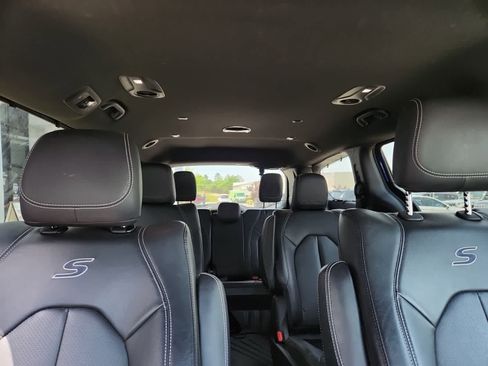 Used 2021 Chrysler Pacifica Touring-L w/ Uconnect Theater Family Group FWD image 19