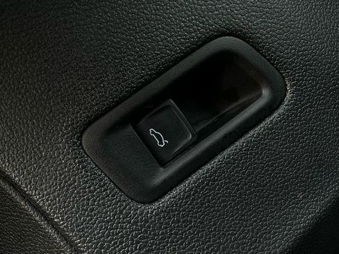 Used 2025 Volkswagen Atlas Cross Sport SE image 22