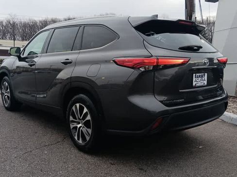Used 2022 Toyota Highlander XLE image 3