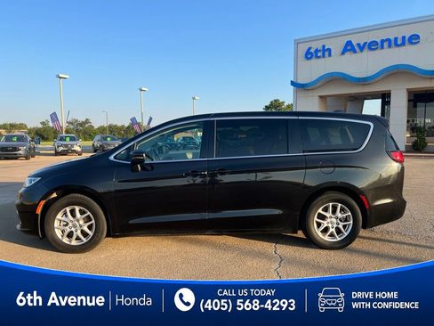 Used 2023 Chrysler Pacifica Touring-L FWD image 8