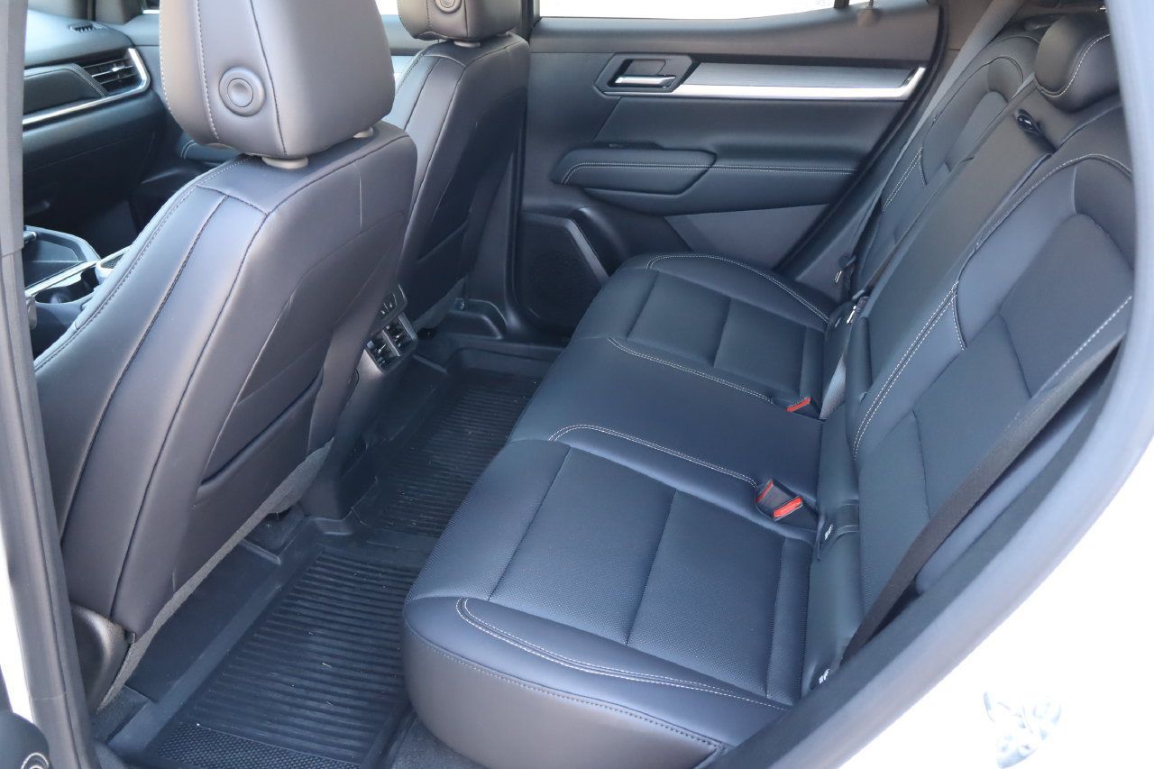 Used 2027 GMC Terrain Elevation w/ Elevation Premium Package FWD image 5